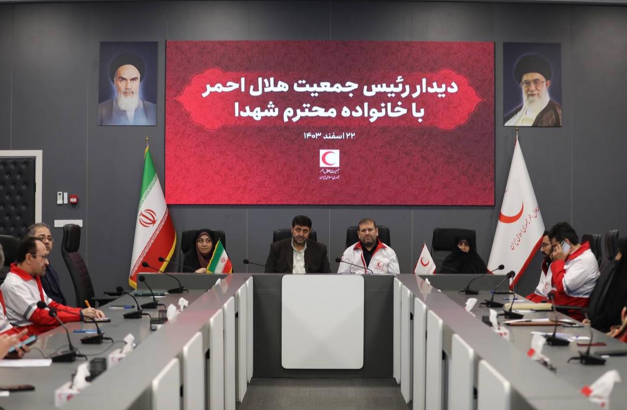 دیدار رئیس هلالاحمر با کارکنان فرزند شهید این جمعیت/ دکتر کولیوند: زنده نگهداشتن نام و یاد شهدا فضیلت فروان به همراه دارد