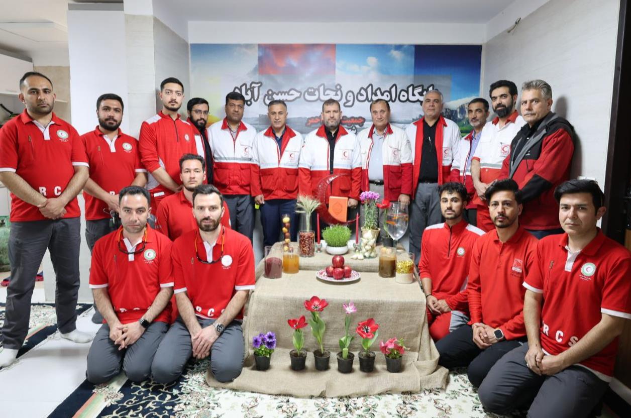 دبیرکل هلالاحمر در لحظه تحویل سال در کنار امدادگران و نجاتگران تهرانی