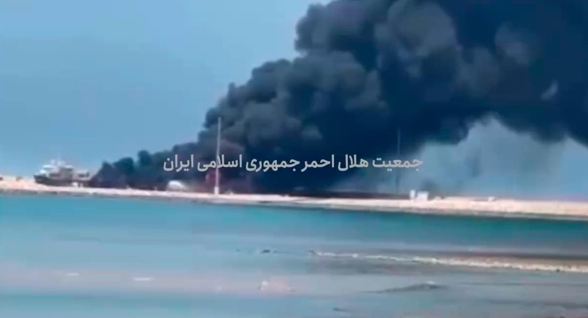 آتشسوزی در کشتی حامل متانول در بندر دیر / ۳ نفر جان باختند