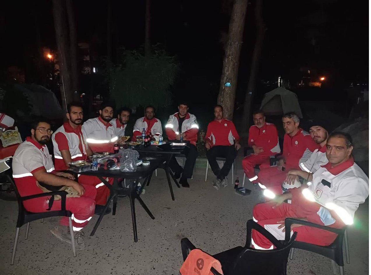 رئیس هلالاحمر در کنار امدادگران