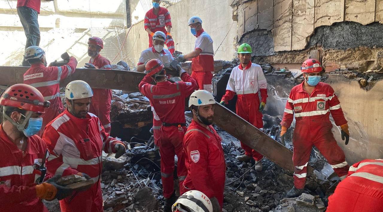 امدادگران هلالاحمر در خط مقدم آواربرداری و جستجوی مفقودین
