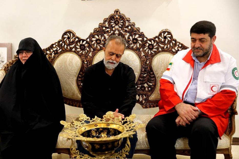 Vدیدار رئیس هلالاحمر با خانواده شهیدان تقوی و احدی نژاد