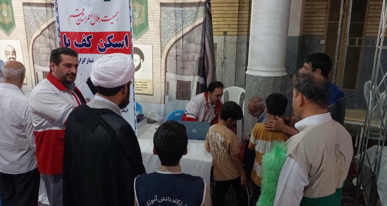 پایش سلامت جسمی نمازگزاران؛ طرح غربالگری اسکلتی و اسکن پا نمازگزاران جمعه در مصلای قدس قم آغاز شد