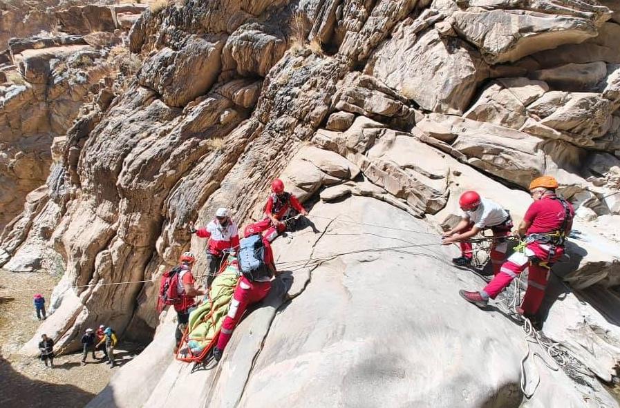 نجات جان کوهنورد ۶۵ ساله توسط نیروهای هلالاحمر