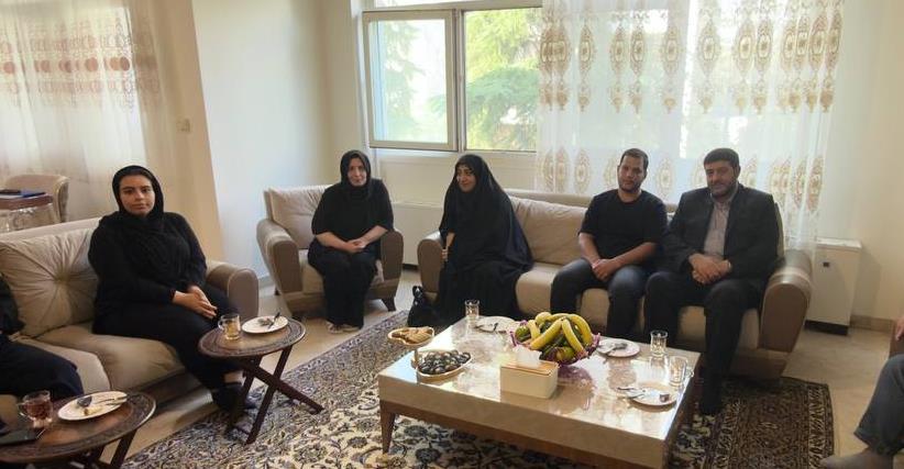 دیدار مسئولان هلالاحمر با خانواده خلبان شهید «مهرابزاده»/ تاکید دکتر کولیوند بر نقش اعضای هلالاحمر در خدمترسانی به مردم با تکیه بر روحیه ایثار