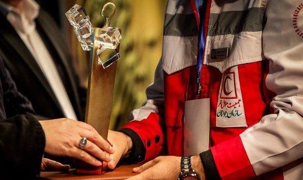 تجلیل از 14 عضو فعال سازمان جوانان هلالاحمر در آئین اعطای تندیس ملی فداکاری
