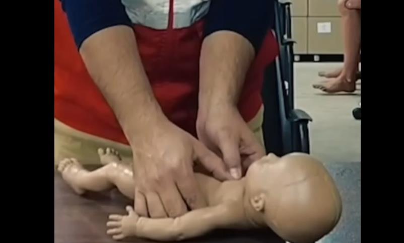 اگر نوزاد دچار خفگی شد، چه کنیم؟+فیلم