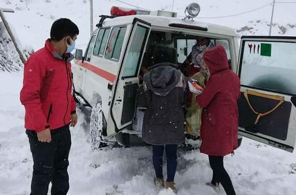 ۸ ساعت عملیات نفسگیر امدادگران هلال احمر برای نجات مادر باردار در برف و کولاک تکاب / فیلم