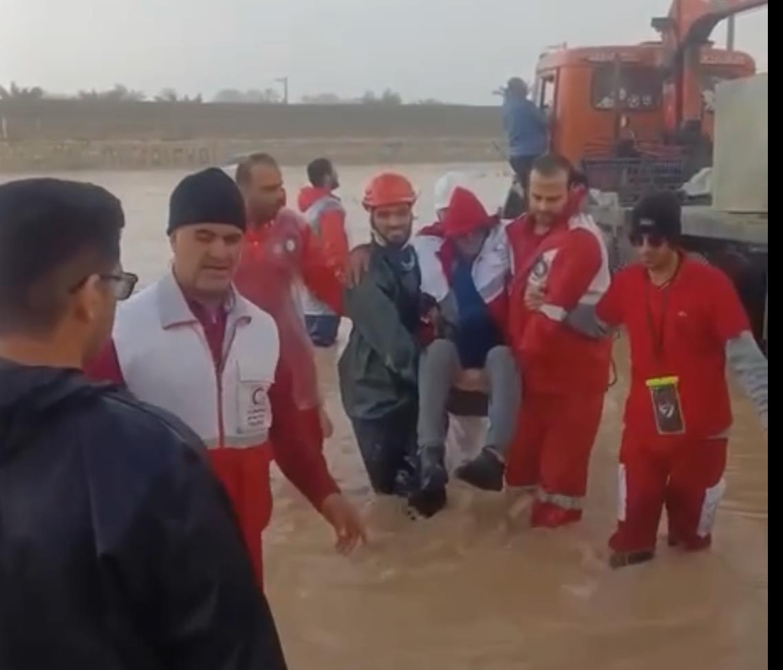 نجات معجزهآسای مرد ۶۵ ساله مبتلا به بیماری قلبی در سیل شهرستان گراش / فیلم