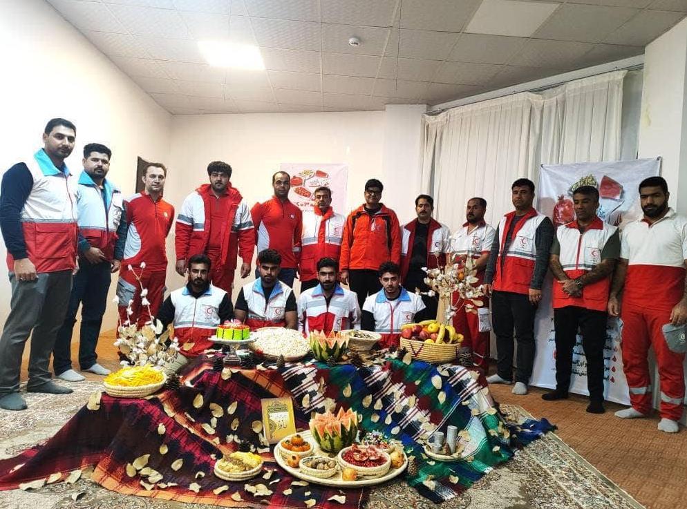امدادگران جمعیت هلال احمر از برگزاری یلدا در حین خدمت روایت میکنند / بلندترین شب سال و کوتاهترین انتظار برای نجات