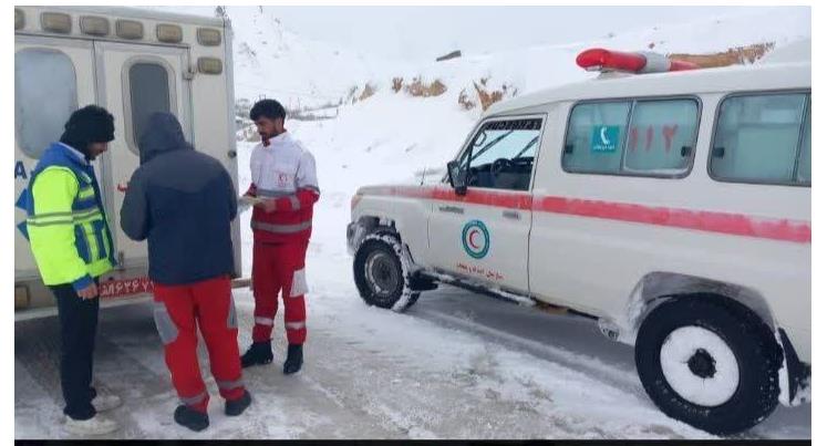 امدادرسانی به ۷۱۹ نفر و رهاسازی ۱۹۹ خودرو در محورهای برفگیر شهرستان کوهرنگ