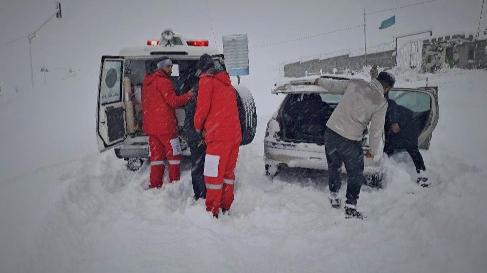 امدادرسانی هلالاحمر آذربایجانغربی به ۵۵۹ نفر در پی برف و کولاک شدید