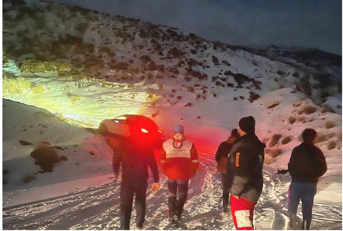 نجات ۹ سرنشین گرفتار در برف طالقان توسط امدادگران هلالاحمر