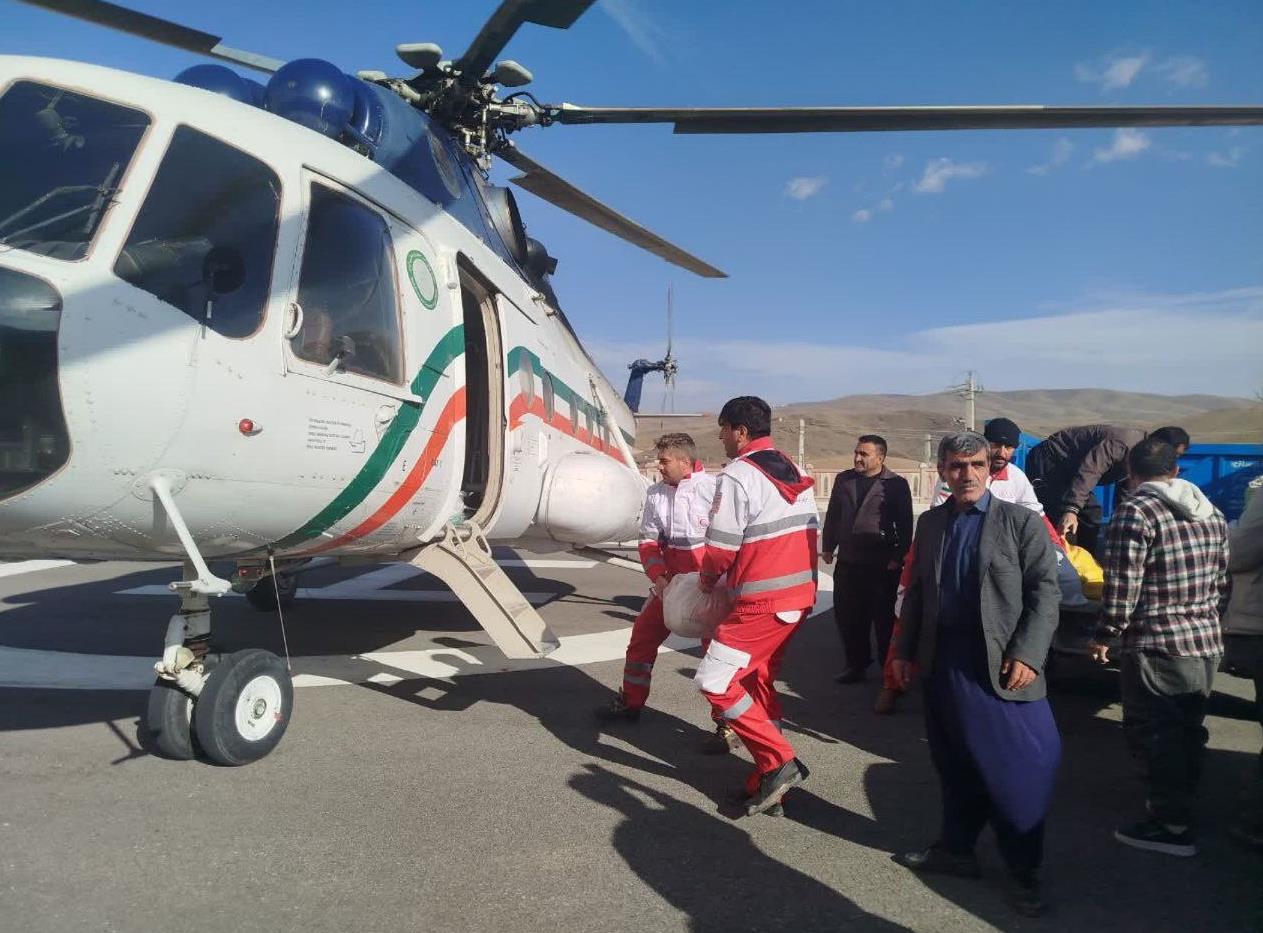 امدادرسانی هوایی هلالاحمر در پی بارش برف و کولاک شدید / ۷۷۰۰ کیلوگرم آذوقه به روستاهای محروم الیگودرز رسید