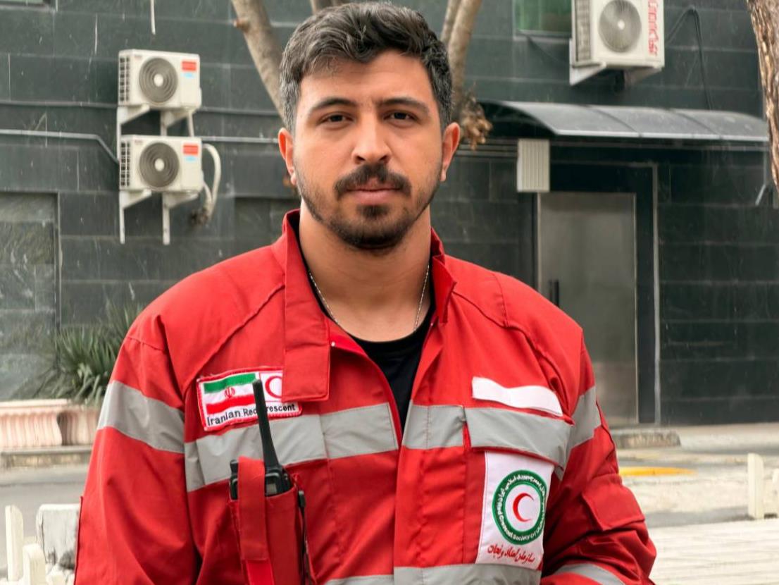 داستان دختربچه وحشت زده میان آوار/ وقتی امنیت از آغوش امدادگر شروع شد