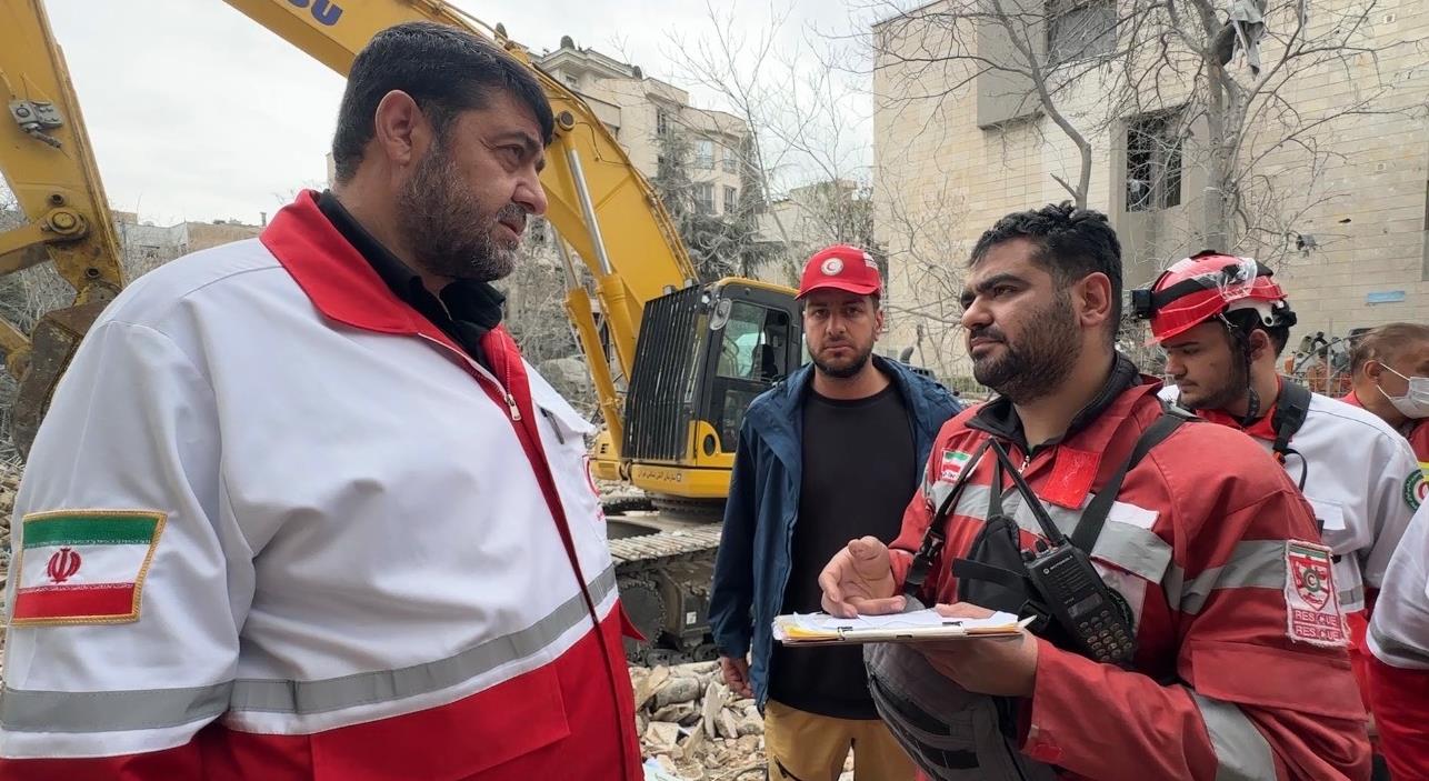 نظارت رئیس هلالاحمر بر روند امدادرسانی در ساختمانهای مسکونی آسیبدیده از حملات هوایی در تهران+فیلم