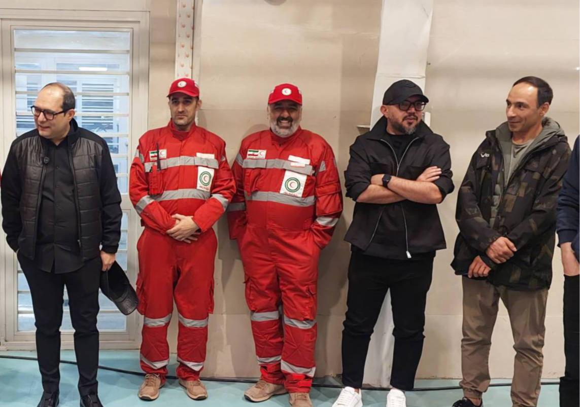 حضور محمد ربیعی، سرمربی باشگاه تراکتورسازی و جمعی از ورزشکاران در بین امدادگران هلالاحمر