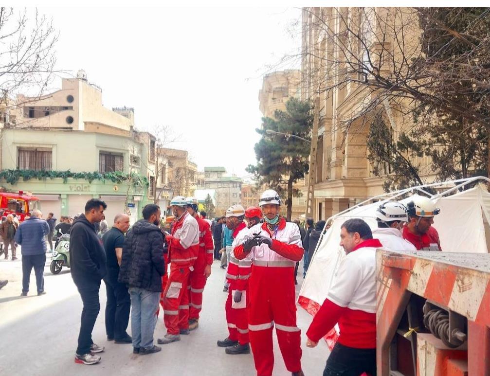 پایداری امدادگران هلالاحمر در پهنه شرق تهران+فیلم