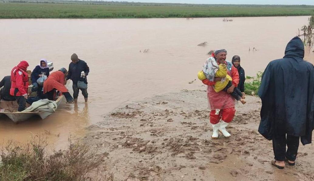 نجات خانواده ۸ نفره از چنگال سیلاب در دهلران