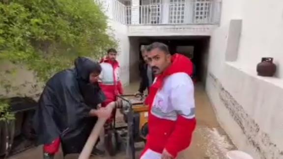امدادرسانی نیروهای عملیاتی هلالاحمر به حادثهدیدگان درپی بارشهای اخیر/فیلم