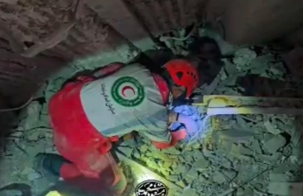 امدادرسانی تیمهای عملیاتی هلالاحمر به هموطنان آسیبدیده از حملات هوایی به یک منطقه مسکونی در بندرعباس + فیلم