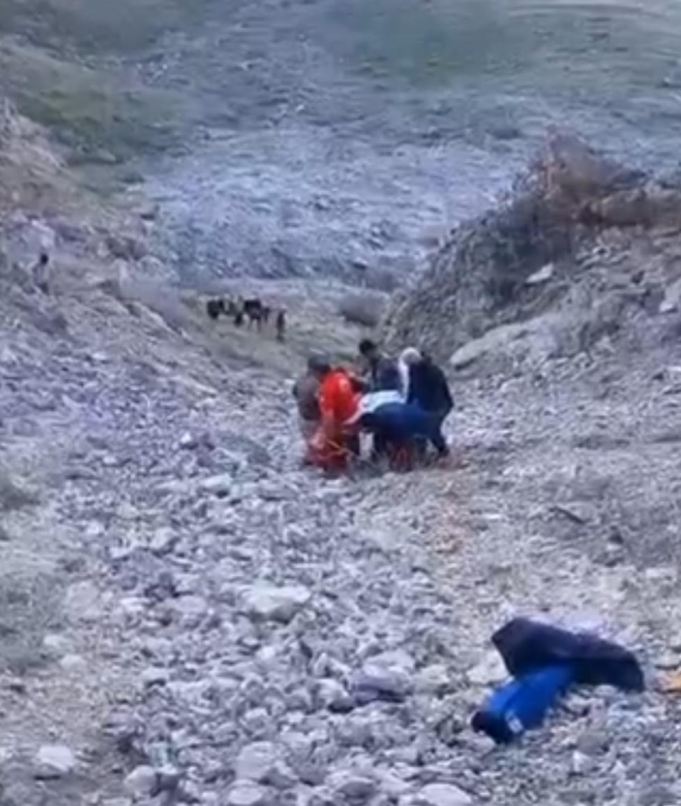 4 ساعت تلاش امدادگران برای نجات گردشگر مصدوم در ارتفاعات کوه کوتول ارومیه