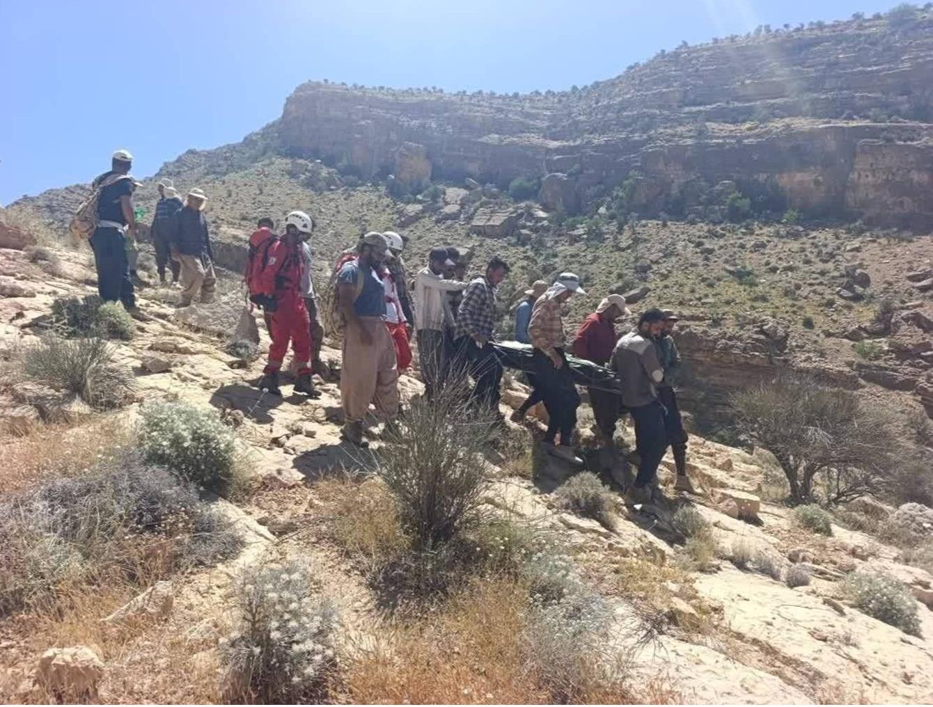 تلاش نجاتگران هلالاحمر برای انتقال پیکر فرد جانباخته در ارتفاعات شهرستان فسا