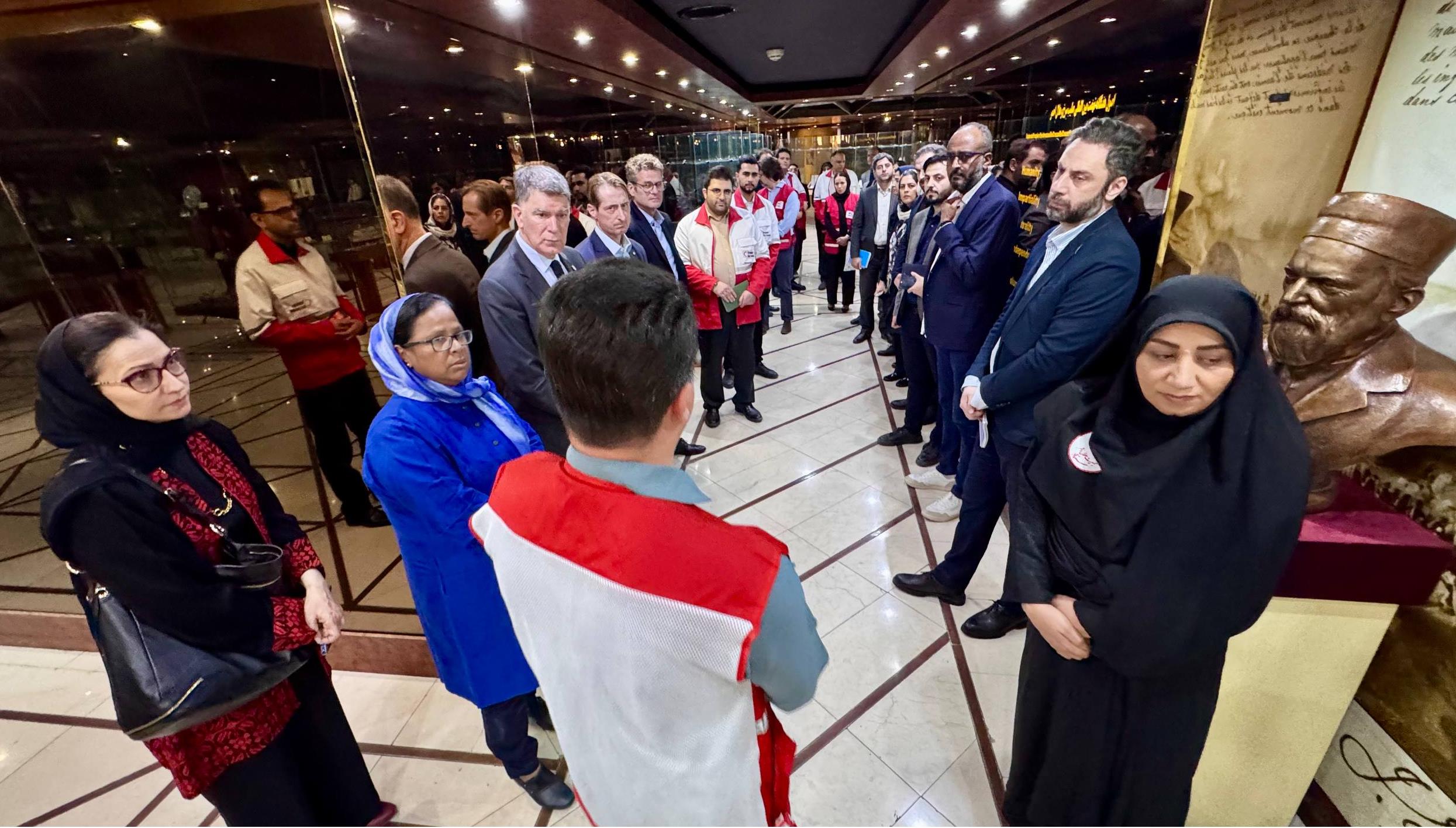 برگزاری نشست هماندیشی هلالاحمر با نمایندگان سازمانهای بینالمللی فعال در حوزه بشردوستانه/ بازدید از گالری صلح و موزه هلالاحمر