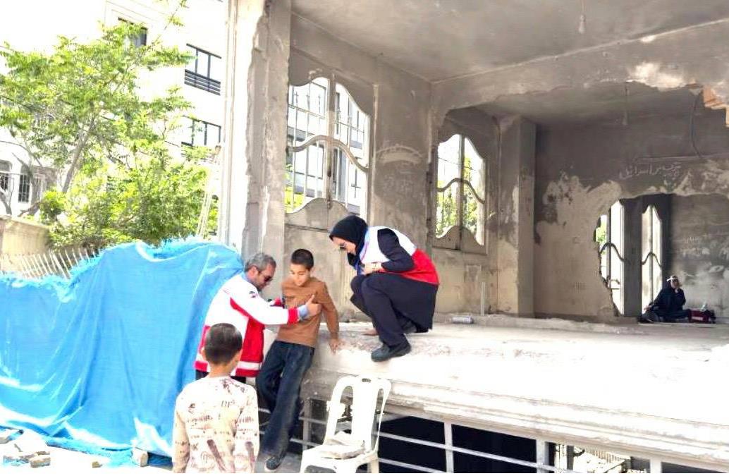 قصه خندهای که زیر خروارها خاک دفن شد / وقتی لباس امداد، پناهگاهی برای درد میشود