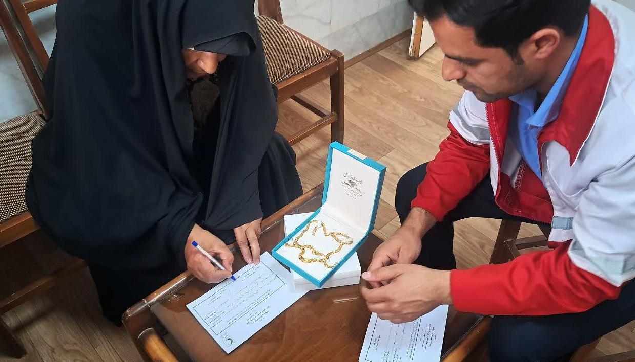 ماجرای گردنبندی که سهبار اهدا شد و باز به صاحبش برگشت